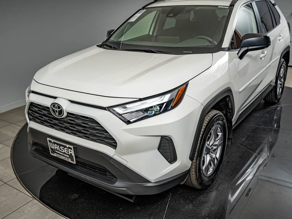 Used 2025 Ice Toyota LE image 14