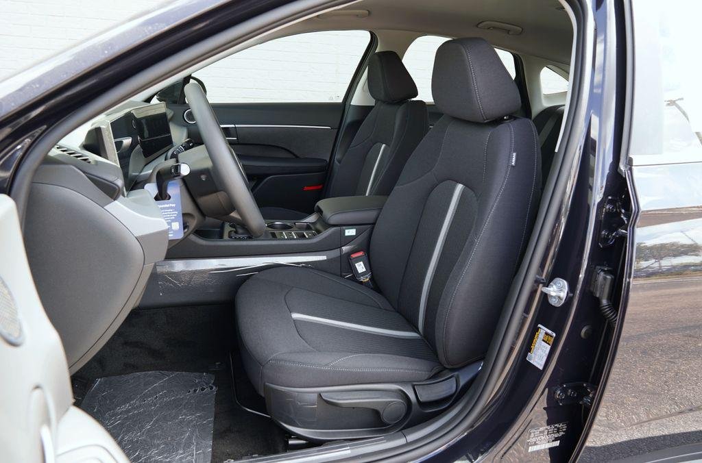 New 2026 Carbon Blue Hyundai SE image 10