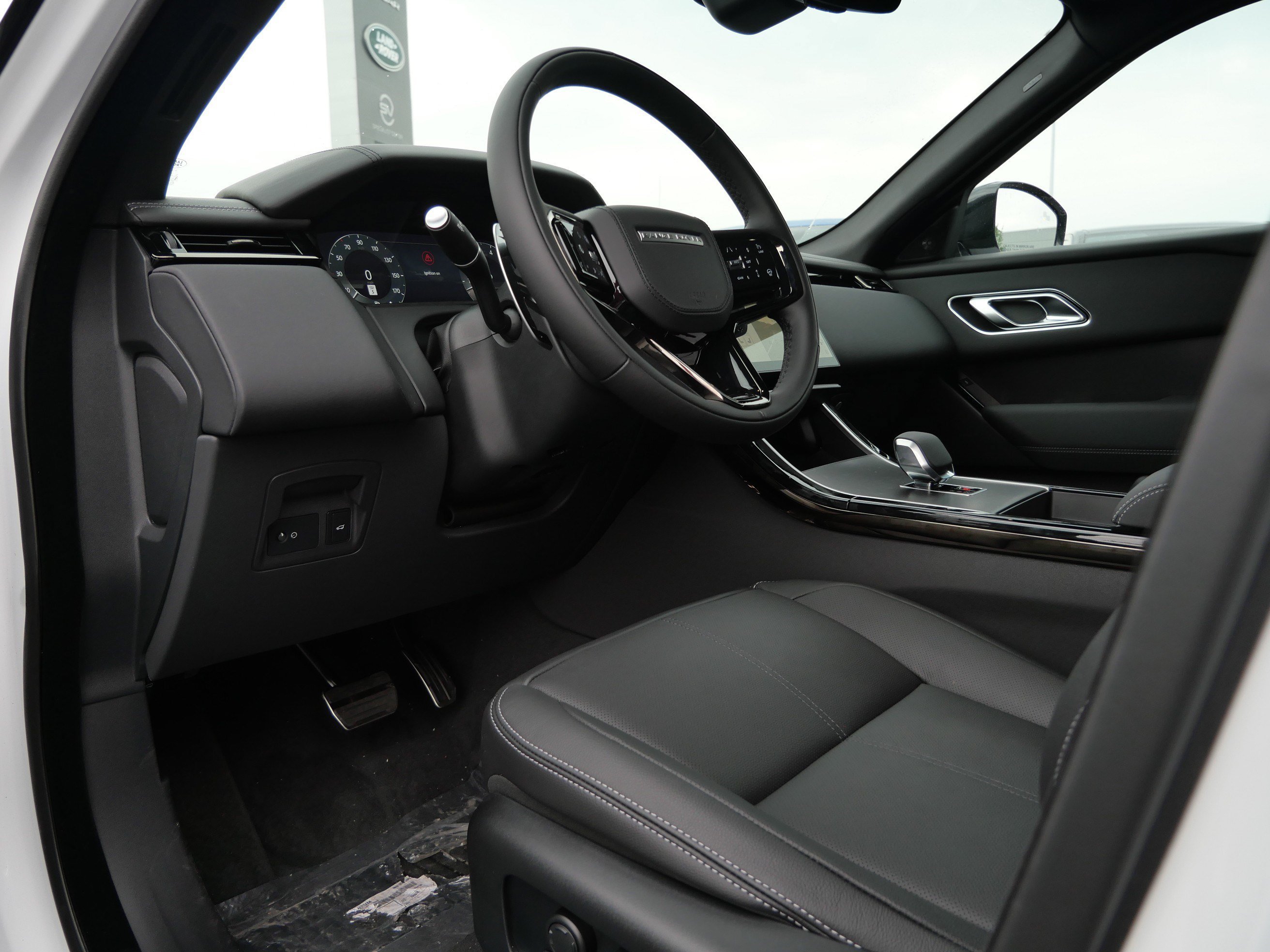 New 2026 Ostuni Pearl White LAND ROVER  image 3