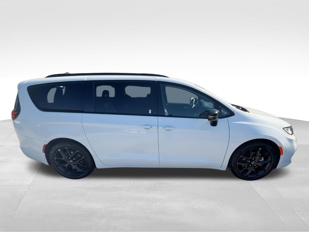 Used 2025 White Chrysler Limited image 9