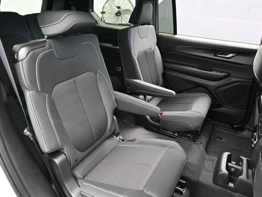New 2026 Bright White Clear-Coat Exterior Paint Jeep Laredo image 39