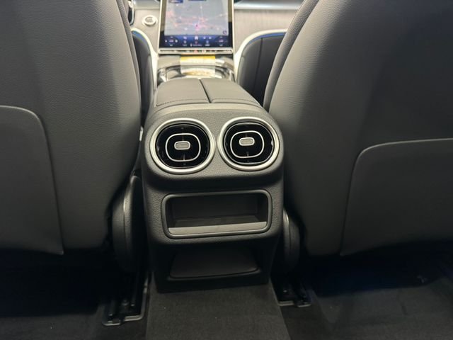 New 2026 Polar White Mercedes-Benz GLC 300 image 38