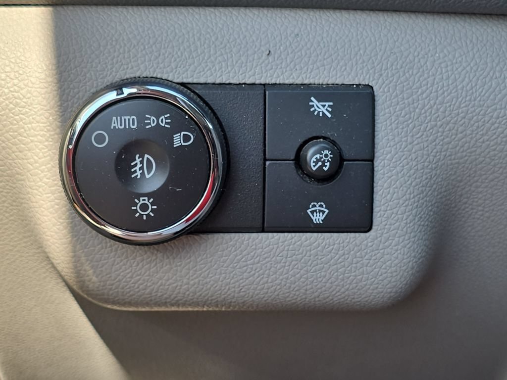 Used 2008 WHITE OPAL Buick CX image 26