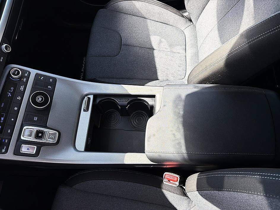 Used 2025 Hyper White Hyundai SE image 17