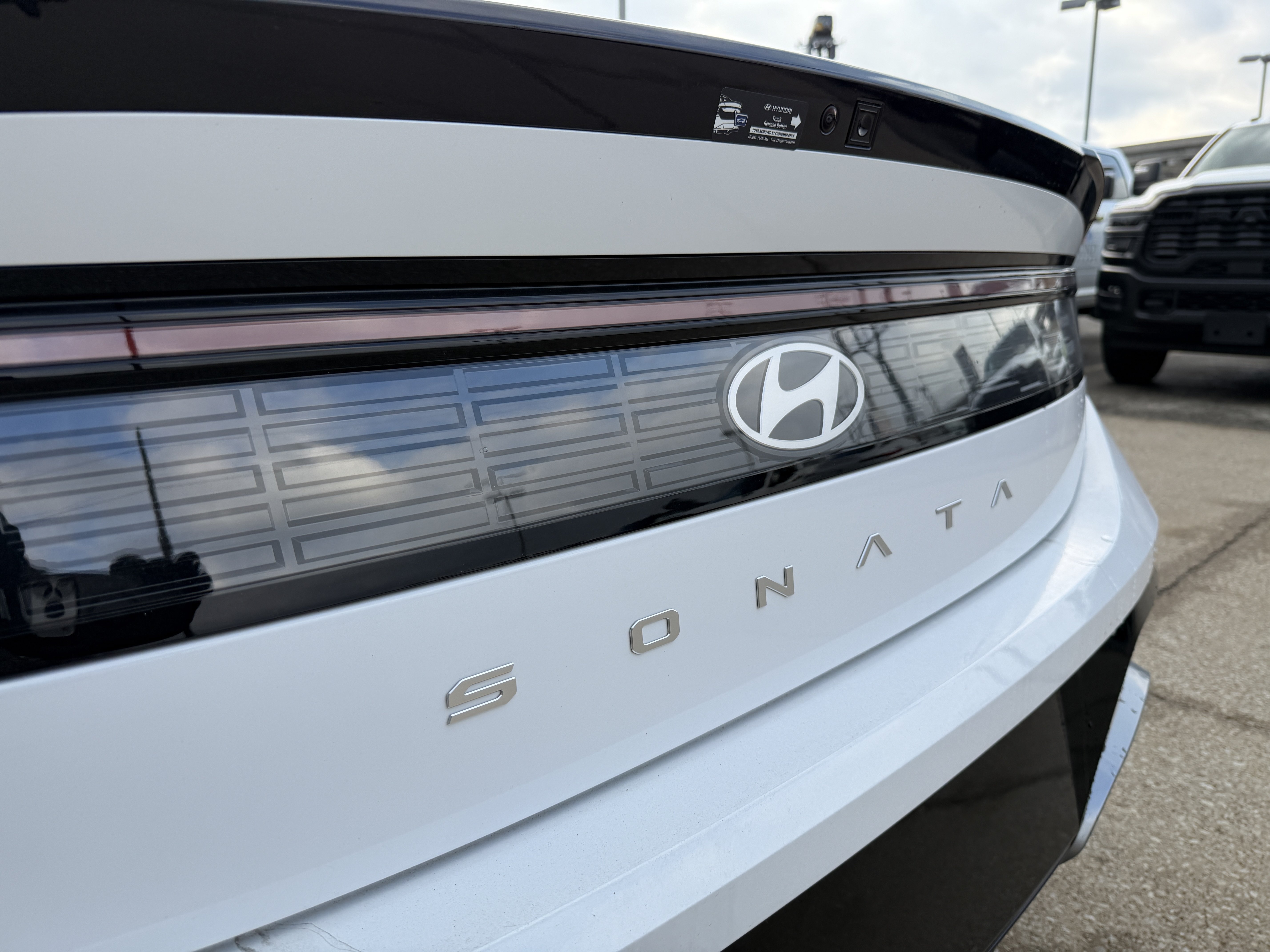 Used 2026 White Hyundai SEL Sport image 8