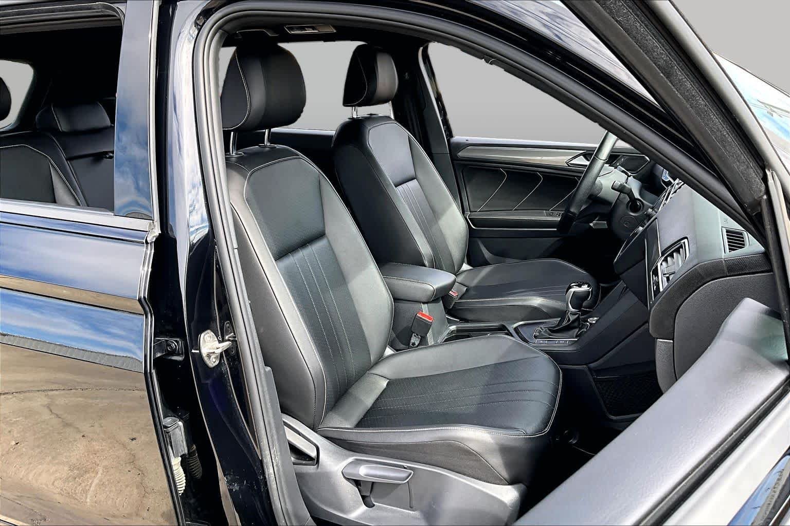 Used 2022 Deep Black Pearl Volkswagen SE R-Line Black image 9