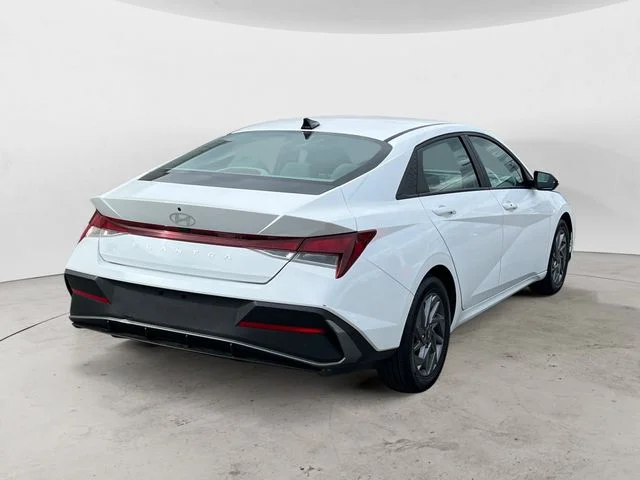 Used 2024 White Hyundai SEL image 5