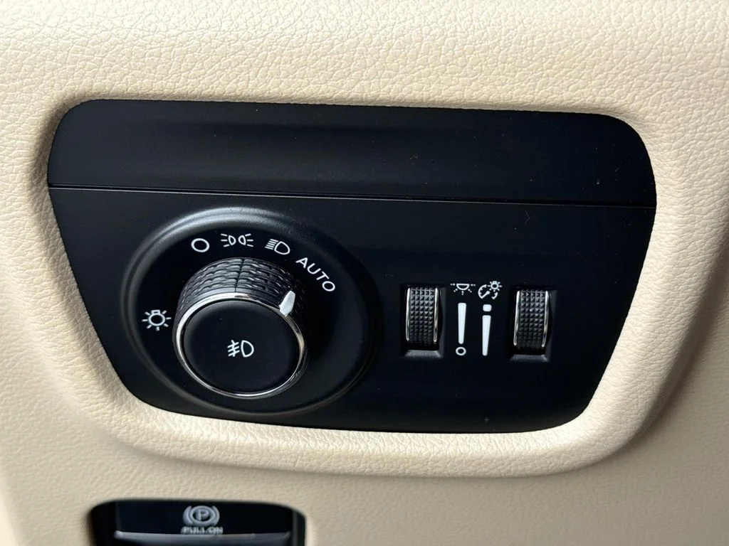 Used 2023 Black Jeep Limited image 43