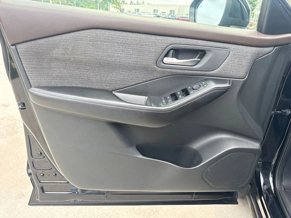 Used 2021 Super Black Nissan SV image 13