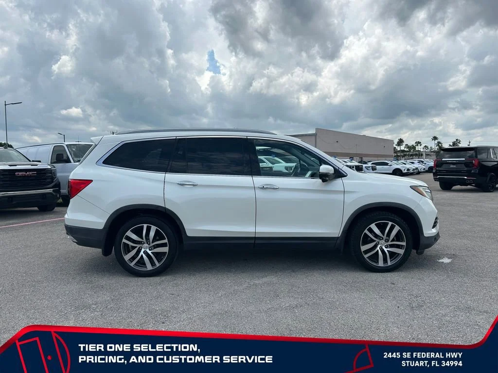 Used 2017  Honda Touring image 10