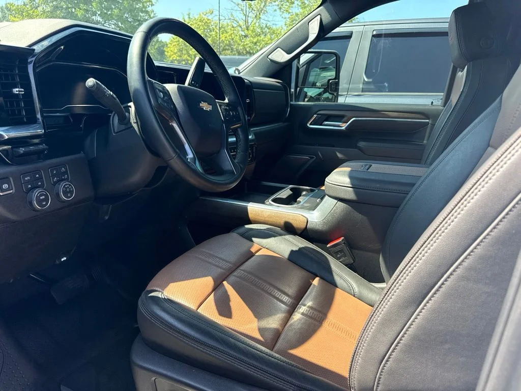 Used 2025 Beige Chevrolet High Country image 3