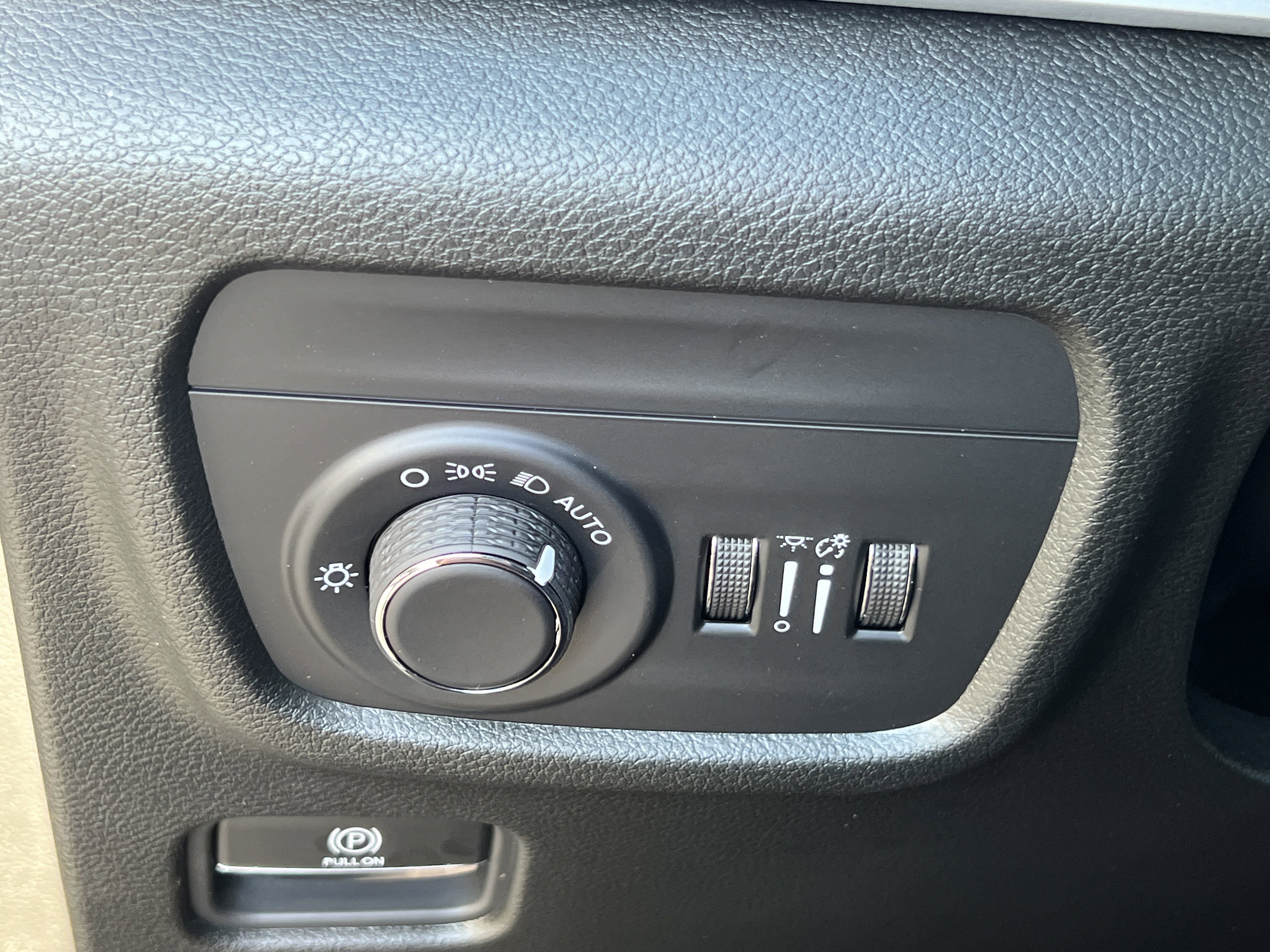 New 2026 Bright White Clear-Coat Exterior Paint Jeep Laredo image 27