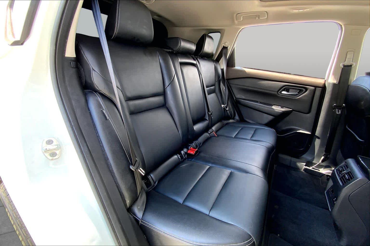 Used 2022 Pearl White Tricoat Nissan SL image 19