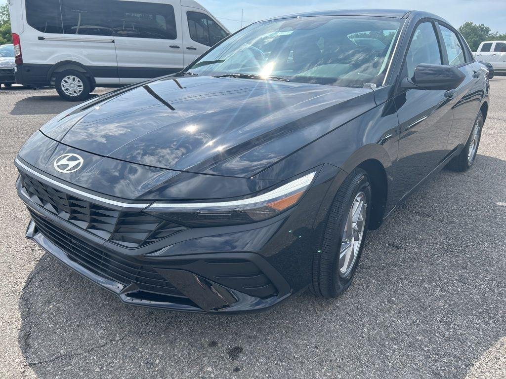 New 2026 Black Hyundai SE image 3