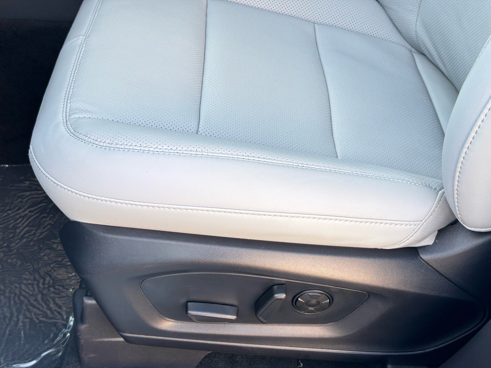 New 2026 Space White Ford Platinum image 11