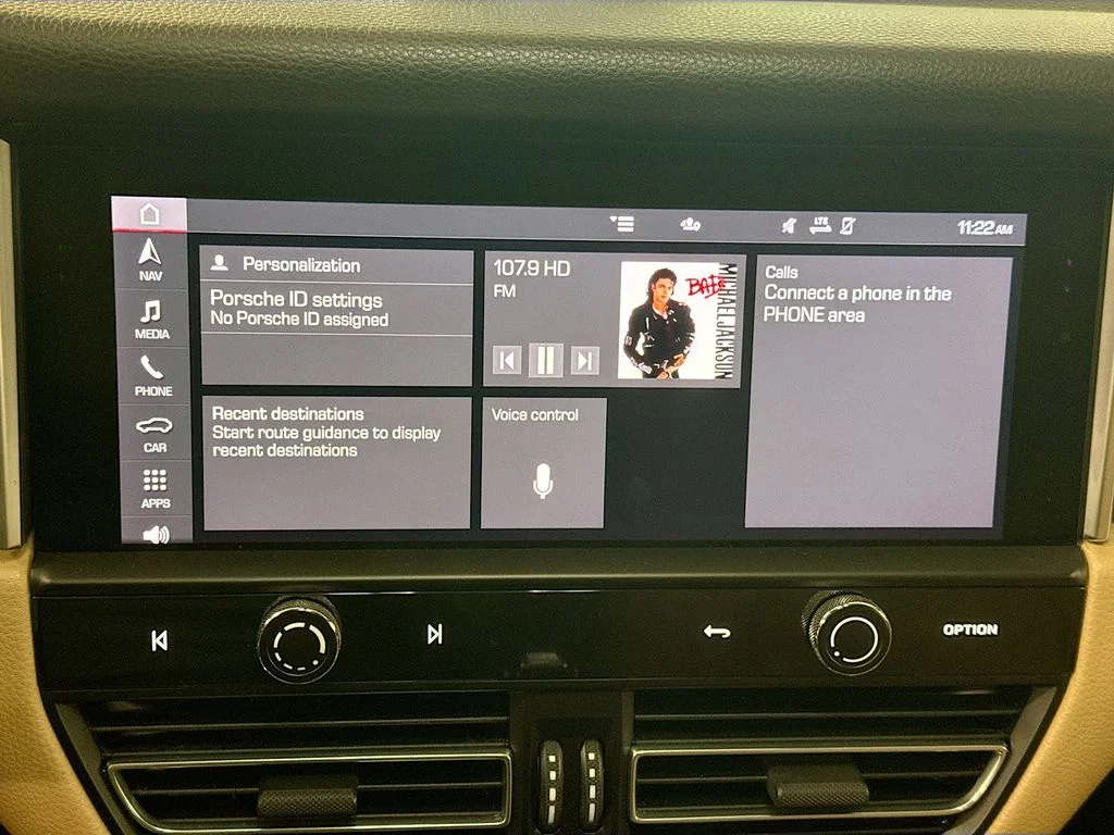 Used 2022  Porsche Base image 16
