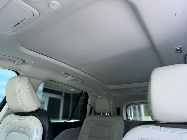 Used 2025 White Lincoln Reserve image 23