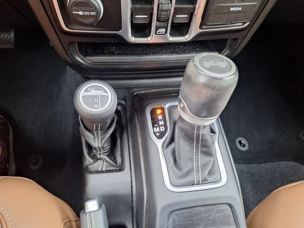 Used 2020 Green Jeep Unlimited Sahara image 18