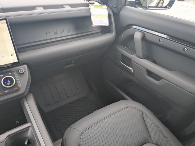 New 2026 Santorini Black Land Rover X-Dynamic SE image 18
