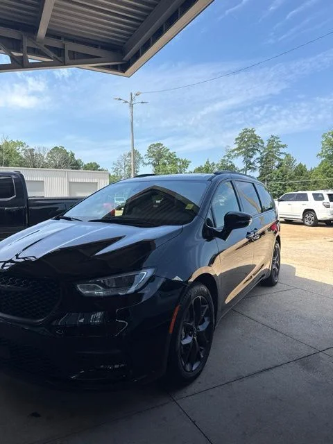 2025 Chrysler Pacifica Limited's photo