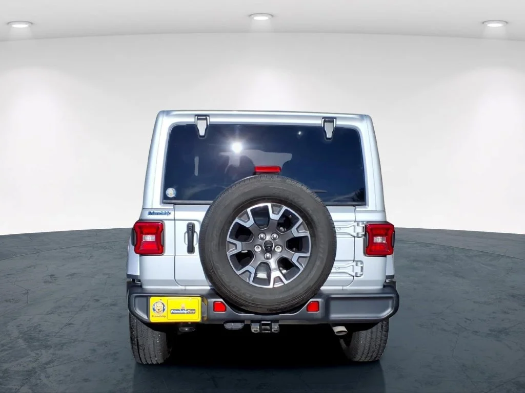 Used 2024 Silver Jeep Sahara image 10