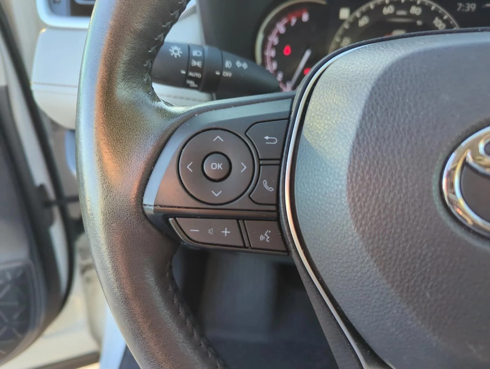 Used 2024 Wind Chill Pearl Toyota XLE Premium image 15