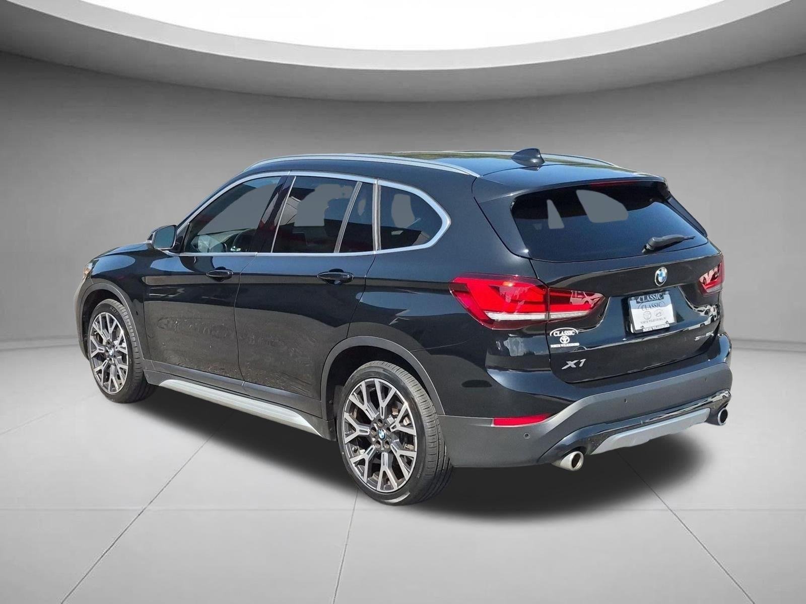Used 2020 Black Sapphire Metallic BMW sDrive28i image 3