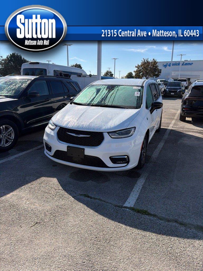 Used 2024 Bright White Clearcoat Chrysler Select image 1