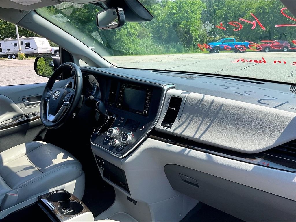 Used 2018 Beige Toyota XLE Premium image 14