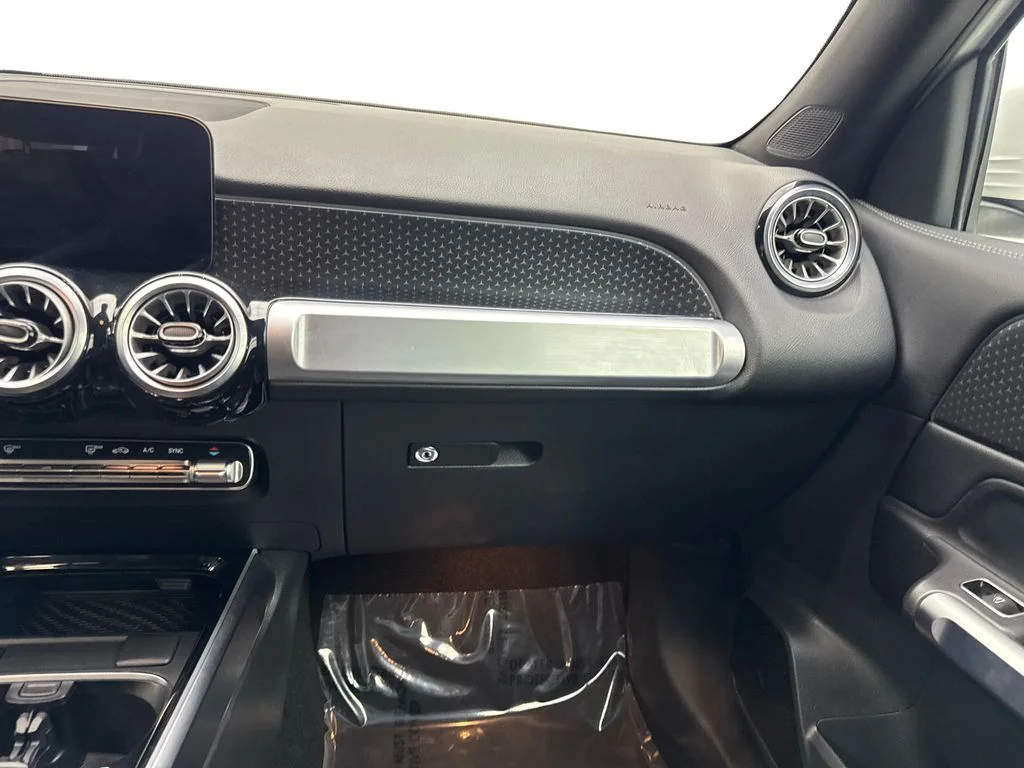 Used 2025 White Mercedes-Benz GLB 250 image 55