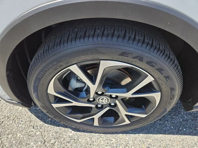 Used 2020 White Toyota XLE image 23
