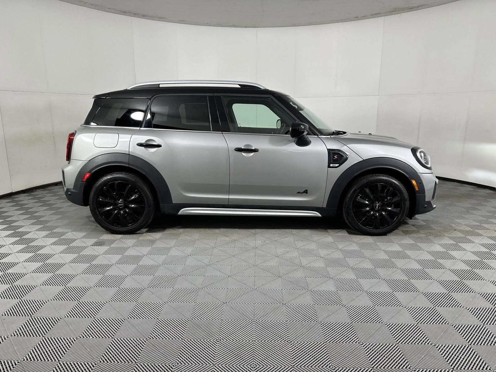 Used 2024 Melting Silver III Metallic MINI Cooper S image 8