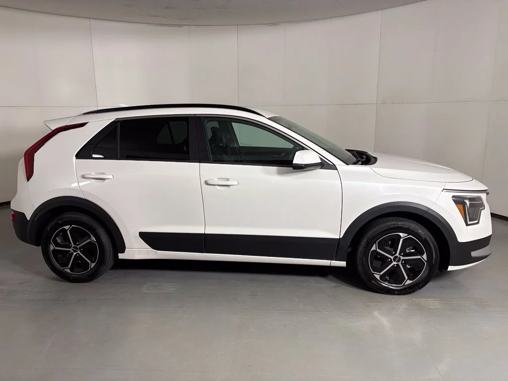 Used 2025 White Kia LX image 9