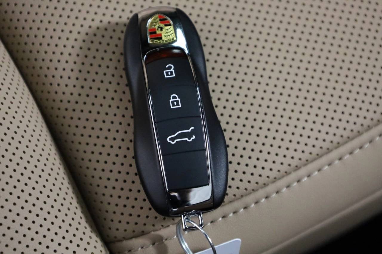 Used 2026 Carrara White Metallic Porsche  image 41