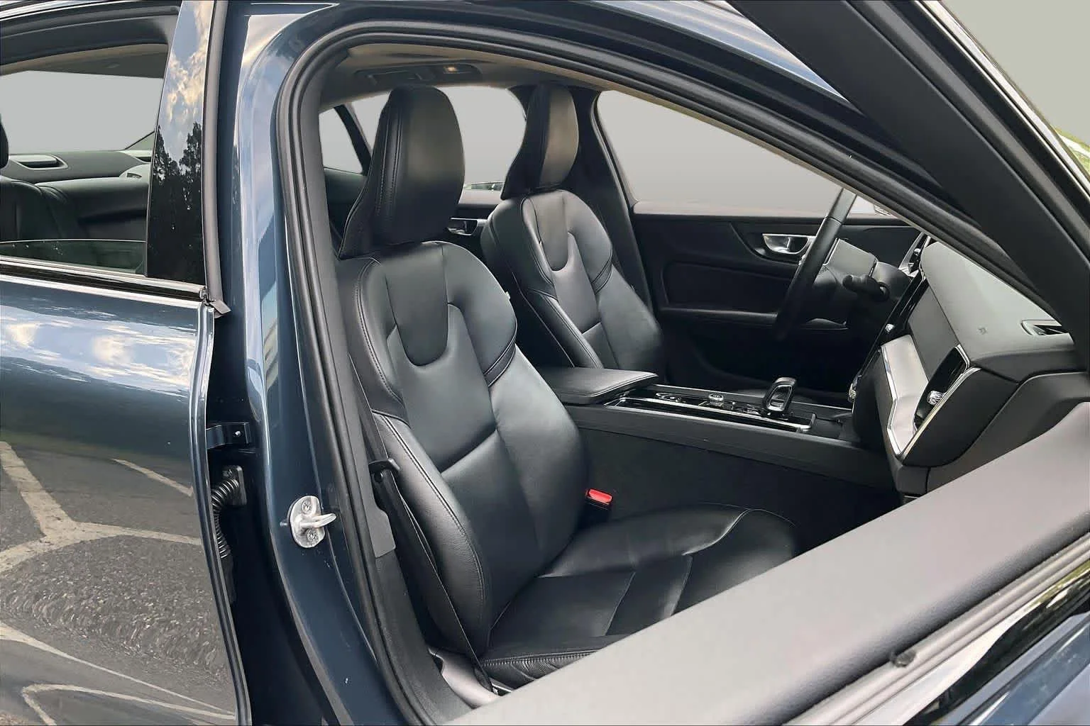 Used 2024  Volvo Core Dark Theme image 8