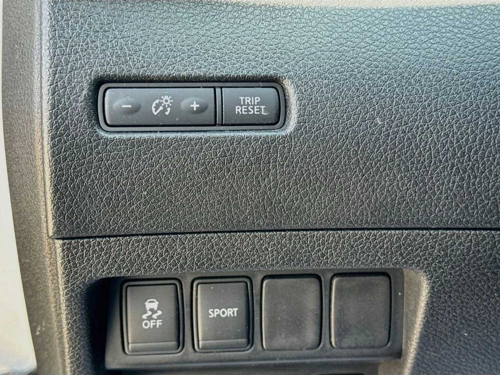Used 2014 Silver Nissan SV image 11