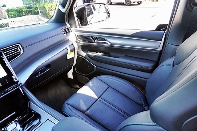 New 2026 Bright White Clear-Coat Exterior Paint Jeep Limited Altitude image 29