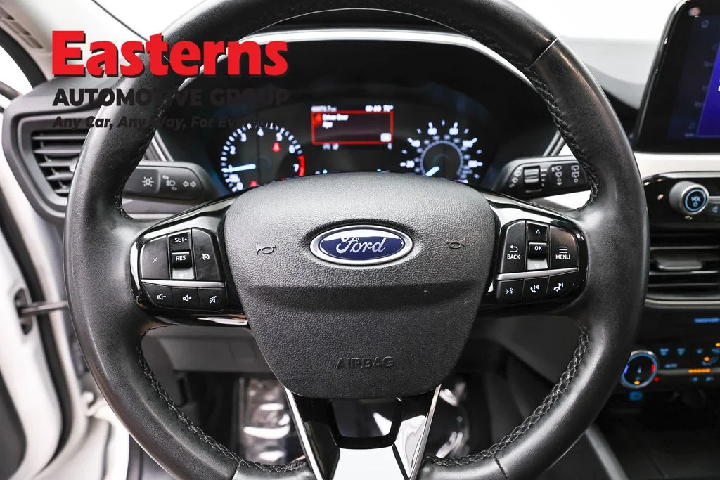 Used 2022 White Ford SE image 10
