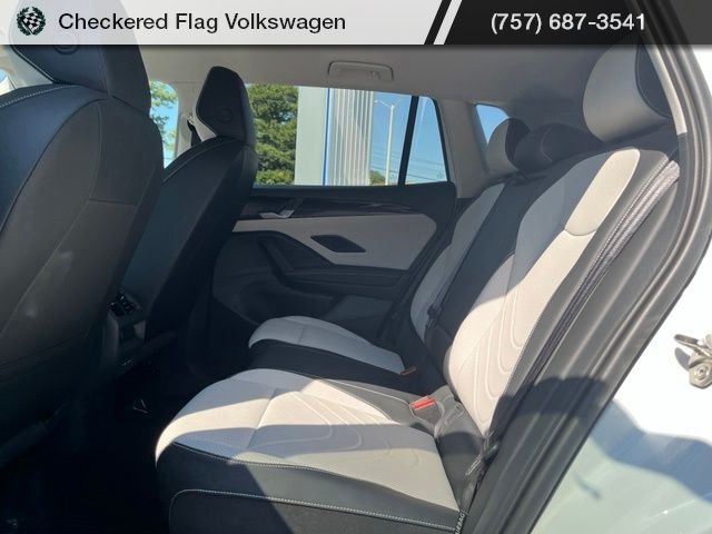 Used 2025 Pure White Volkswagen 2.0T SE image 25