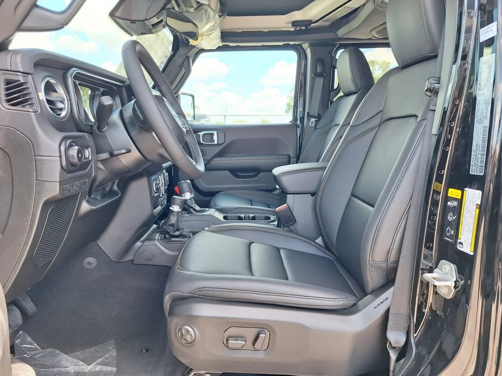 2025 Jeep Wrangler 4-Door Sahara - Photo 11