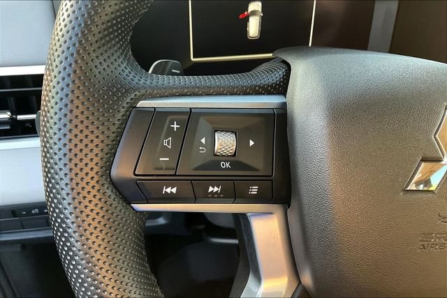 Used 2025  Mitsubishi SE image 13