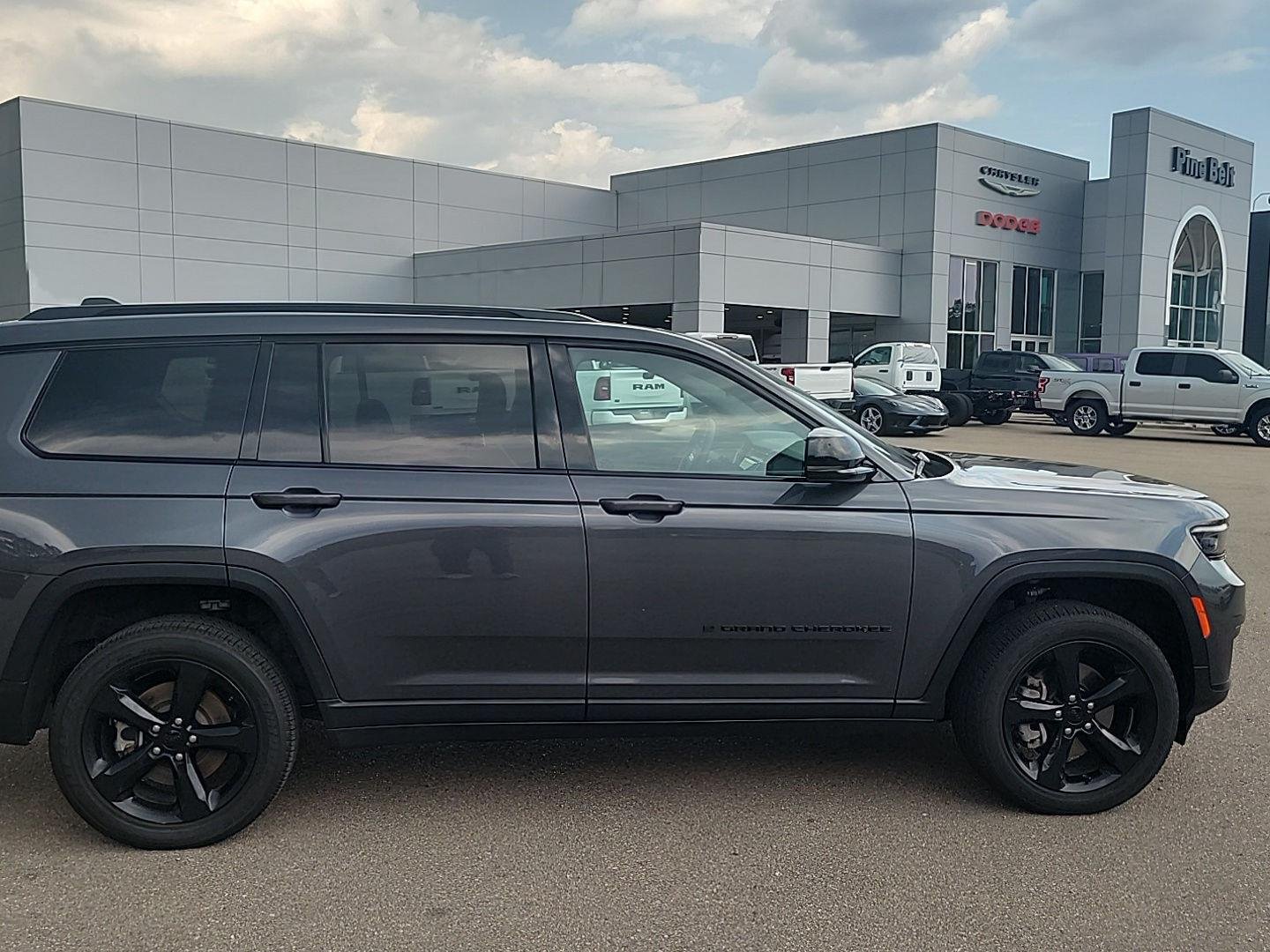 Used 2025 Baltic Gray Metallic Clearcoat Jeep Altitude X image 23
