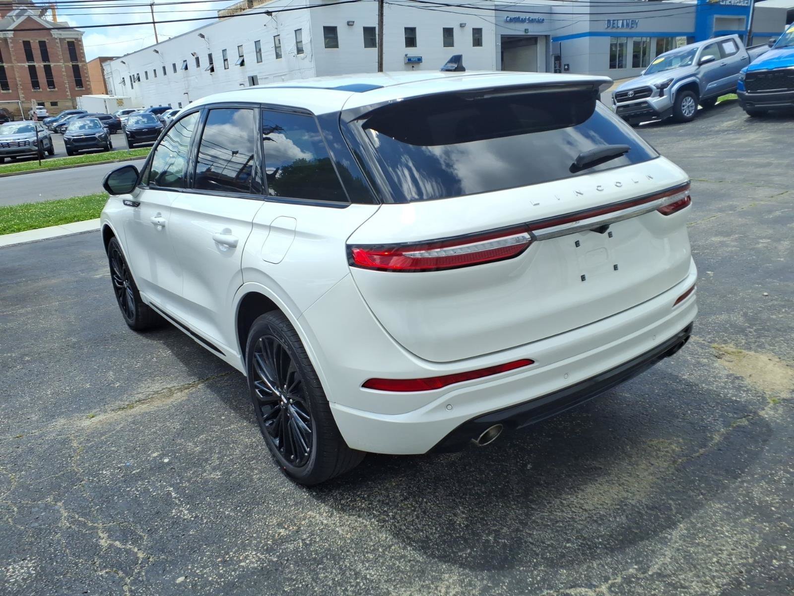 Used 2025 Crystal White Metallic Clearcoat Lincoln Premiere image 7