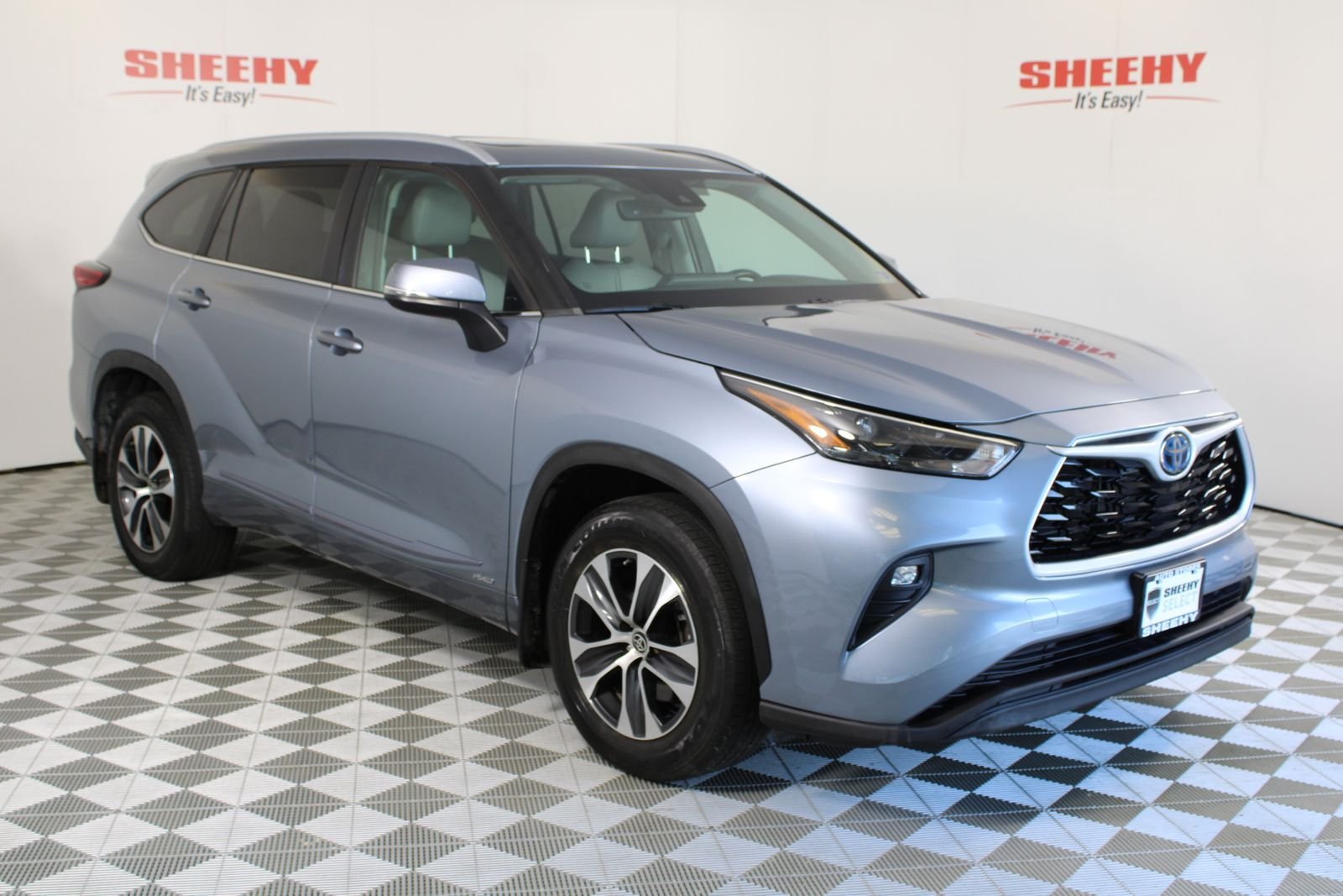 Used 2023  Toyota XLE image 1