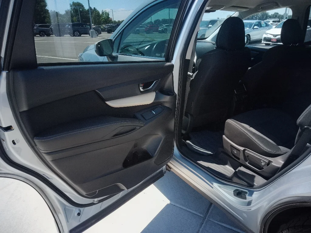 Used 2022 Ice Silver Metallic Subaru Premium image 9