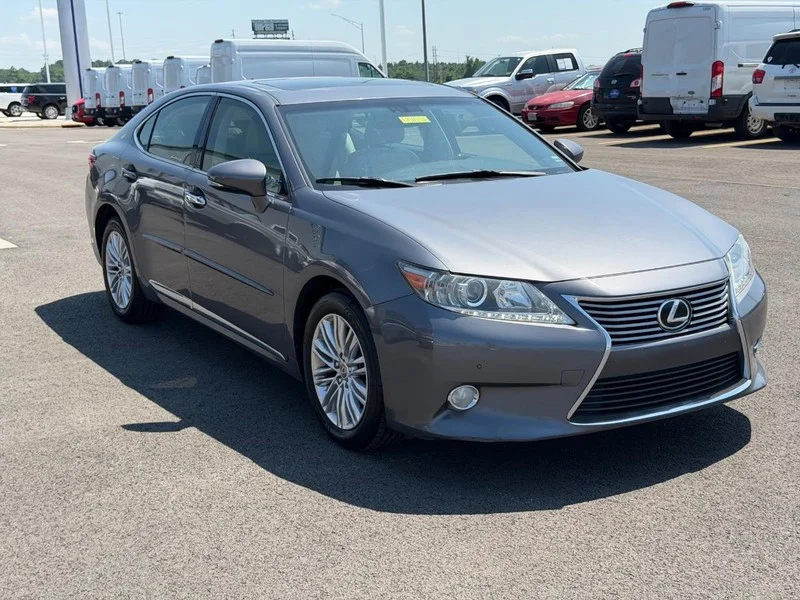Used 2013 Nebula Gray Pearl Lexus 4dr Sdn image 3