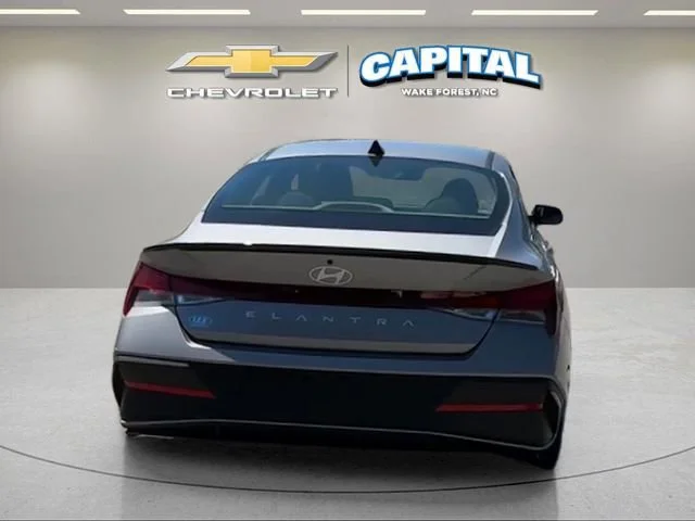 Used 2025 Gray Hyundai SEL Sport image 4