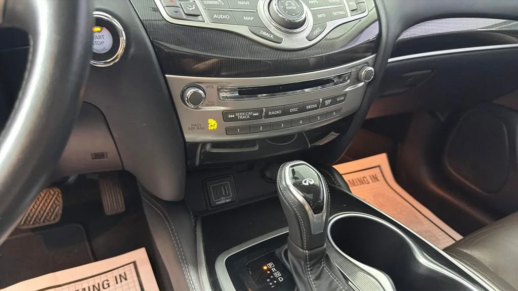 Used 2019 White INFINITI LUXE image 22
