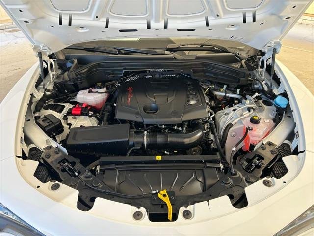 New 2025 Milano White Exterior Paint Alfa Romeo  image 39