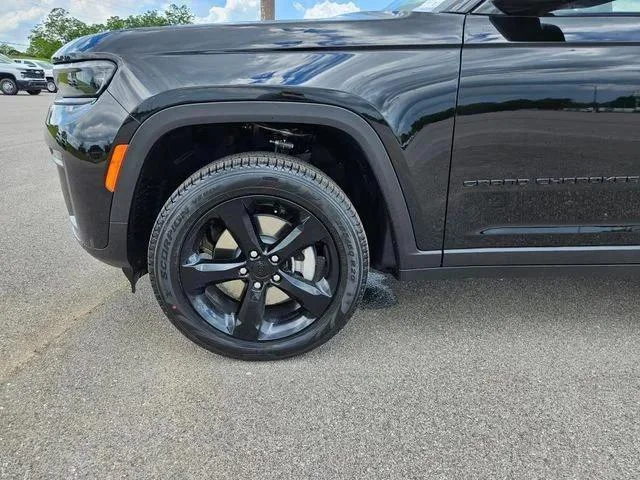 New 2026 Diamond Black Crystal Pearl-Coat Exterior Paint Jeep Limited image 28